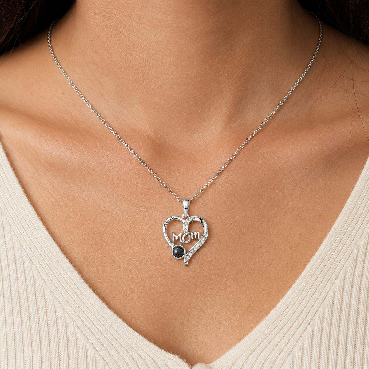 Personalised Mum Photo Projection Necklace – Custom “MOM” Heart Gift